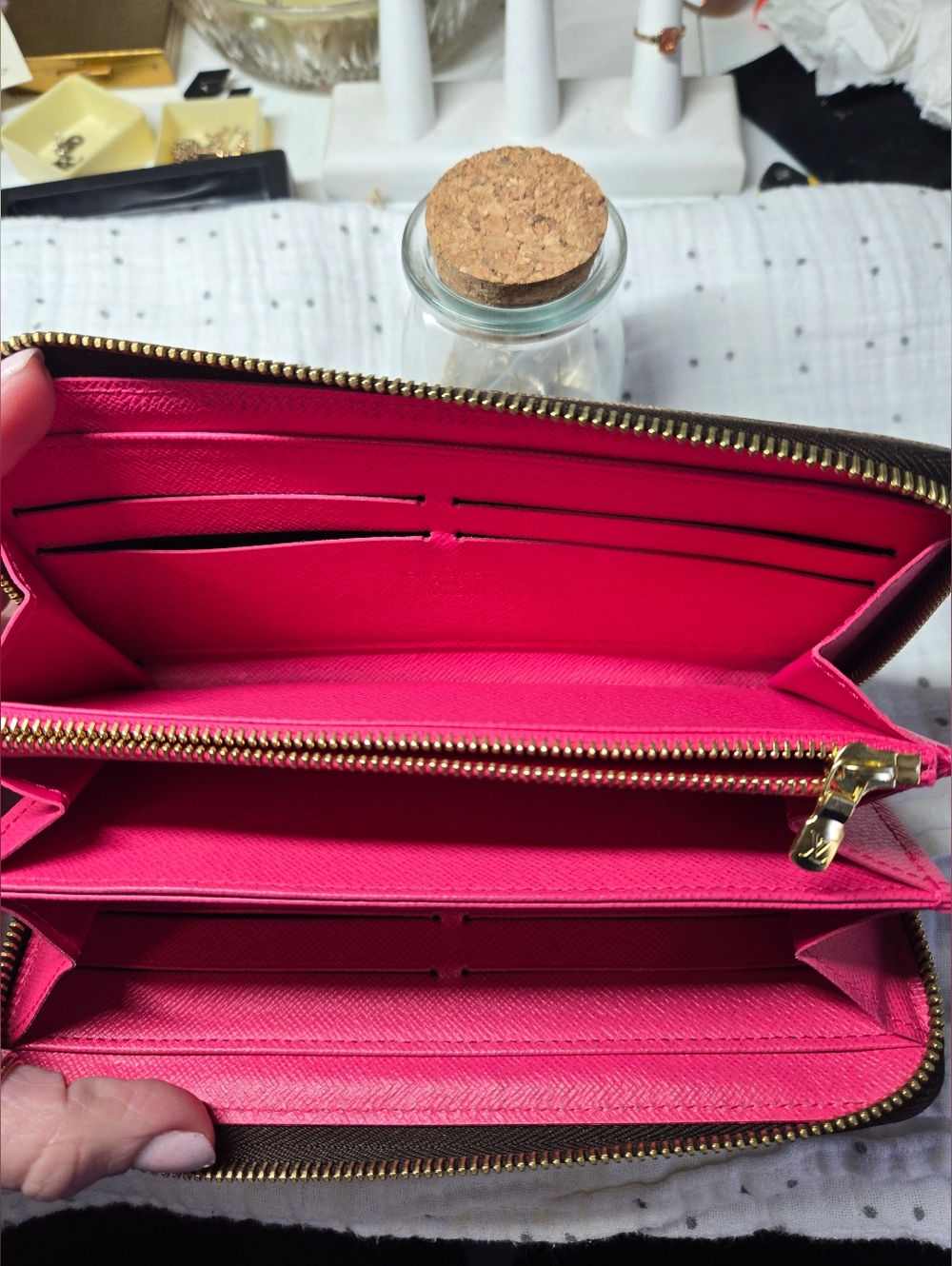 Louis Vuitton Monogram V Line Zippy Wallet in Grenade. - Picture 7 of 15